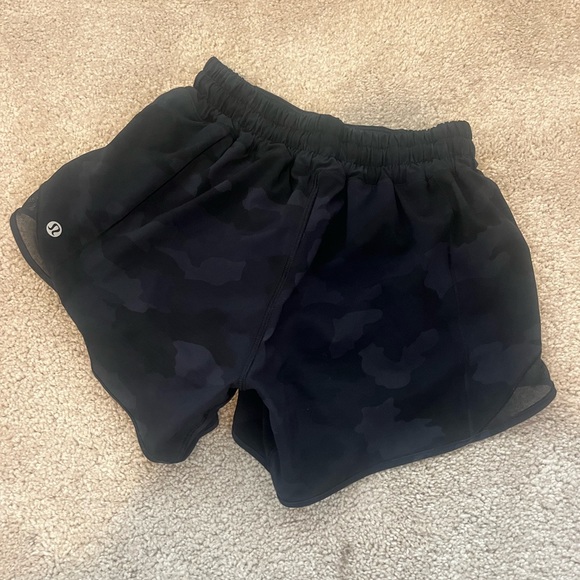 lululemon black camo hotty hot low rise 4 in - Picture 2 of 3
